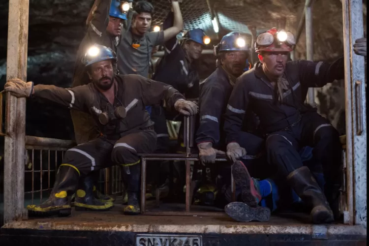 Sinopsis Film The 33, kisah puluhan penambang yang terjebak di dalam tanah akibat longsor (IMDb)