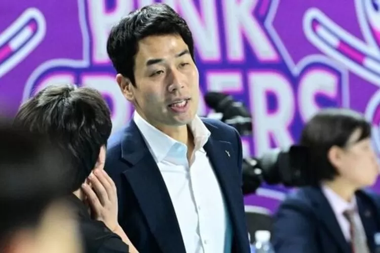 Pelatih Red Sparks Ko Hee Jin mengaku turut menangis usai Megawati Hangestri Pertiwi dan kawan-kawan mengalahkan GS Caltex di Liga Voli Korea, Kamis (3 Juli). (Dok. KOVO)