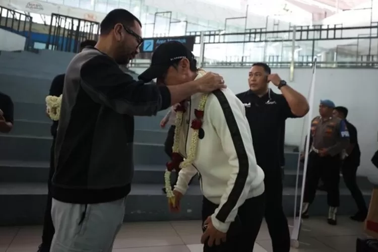 Arya Sinulingga saat menyambut kepulangan Shin Tae Yong dari playoff Olimpiade. (Dok. PSSI)