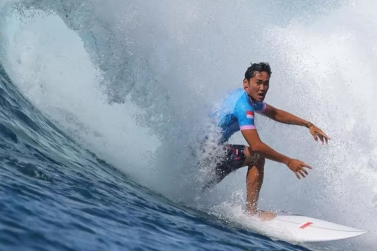 Atlet selancar Indonesia, Rio Waida, harus mengakhiri perjalanannya lebih awal di Olimpiade Paris 2024 setelah tersingkir di babak kedua partai eliminasi. (Dok. Olympic)