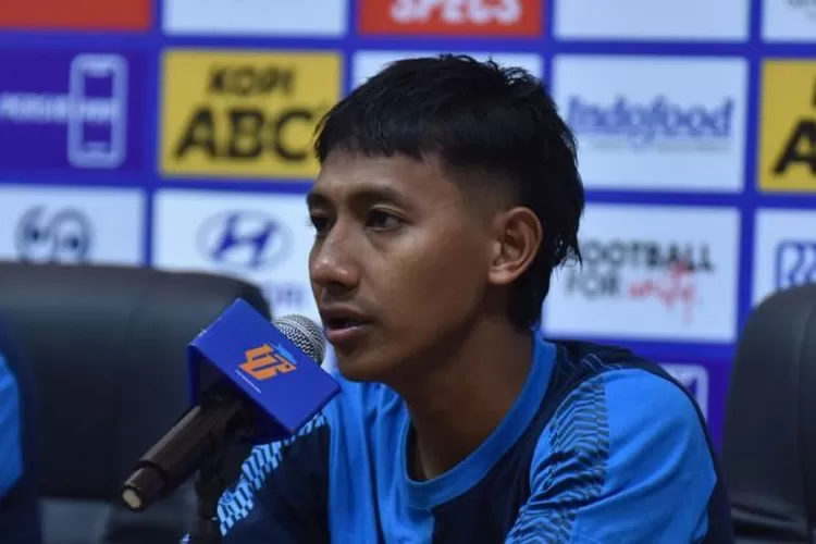 Gelandang PERSIB, Beckham Putra Nugraha memberikan keterangan pers usai pertandingan melawan Semen Padang di Stadion Si Jalak Harupat Kabupaten Bandung, Jumat, 1 November 2024. (PERSIB.co.id/Sutanto Nurhadi Permana)