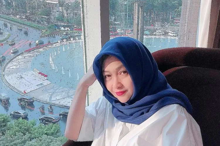 Dunia hiburan Tanah Air berduka atas kepergian artis senior Dina Mariana yang meninggal dunia pada hari ini, Minggu (3/11). (Instagram/@dinamarianahs)