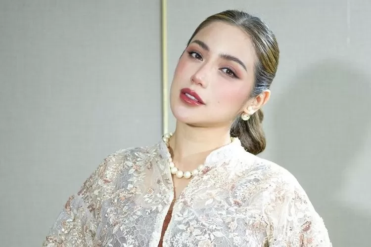 Kehamilan Jessica Iskandar yang kini sudah memasuki trimester terakhir diperkirakan akan segera melahirkan dalam waktu dekat. (Instagram/@inijedar)