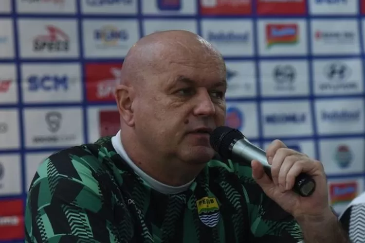 Pelatih PERSIB, Bojan Hodak memberikan keterangan pers menjelang pertandingan melawan Bali United di Stadion Kapten I Wayan Dipta Gianyar, Senin, 6 Januari 2025.  (PERSIB.co.id/Sutanto Nurhadi Permana)