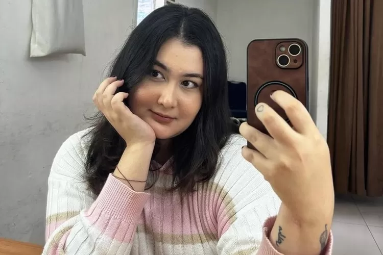 Talitha Curtis, mantan "Ratu FTV" yang dikenal lewat sinetron Ganteng Ganteng Serigala, kini kembali aktif di dunia hiburan setelah vakum sejak 2021 akibat masalah kesehatan mental. (Instagram/@talithacurtis_)