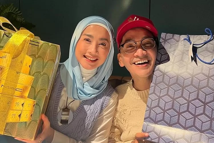 Ruben Onsu dan Desy Ratnasari berbagi kado spesial. (Instagram/@ruben_onsu)