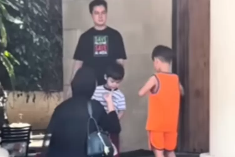 Momen Pertemuan Paula Verhoeven dan Kedua Putranya di Kediaman Baim Wong. (YouTube Kiano Kenzo Paula Lovers)