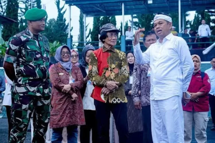 Ketua Lembaga Perlindungan Anak Indonesia, Seto Mulyadi alias Kak Seto (tengah) dan Gubernur Jabar, Dedi Mulyadi (kanan). (Instagram.com/@disdikjabar)