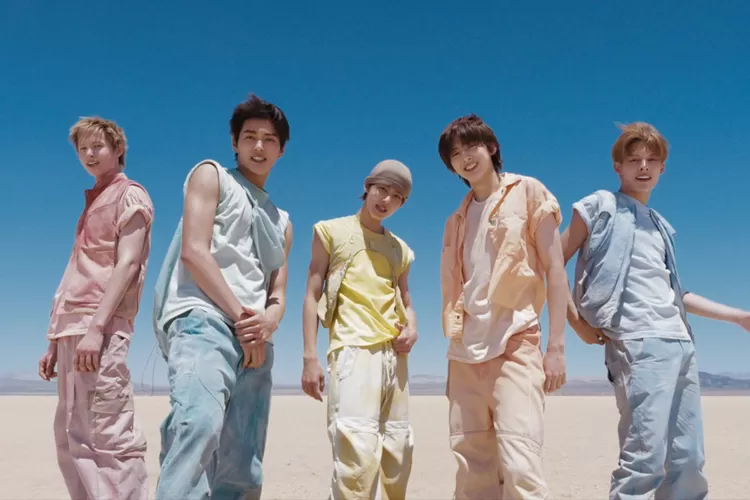 Grup K-Pop pendatang baru, CORTIS, resmi debut dengan merilis film koreografi 'What You Want' yang syuting di gurun Los Angeles.  (ALONESIA/Big Hit Music)