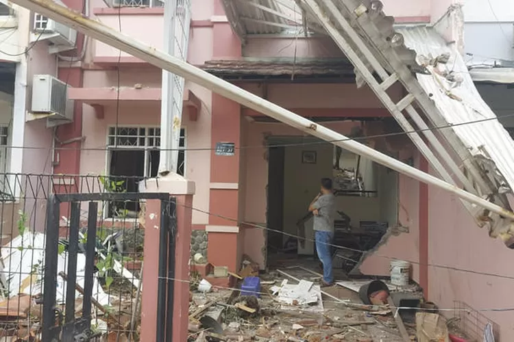 Terjadi ledakan tabung gas di Taman Palem Lestari, Cengkareng, Jakarta Barat (15/10), yang melukai dua orang, E (73) dan W (47).  (Polres Cengkareng)