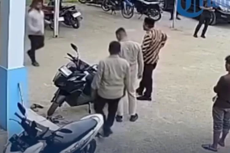 Muhammad Reza (27), Kepala SPPG Makan Bergizi Gratis (MBG) di Pidie Jaya, diduga ditonjok berulang kali di kepala oleh Wabup Hasan Basri (Kamis, 30/10/2025). (Instagram/Medsoszone)