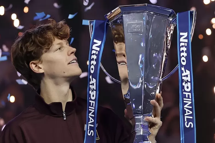 Petenis Italia Jannik Sinner merayakan kemenangan ATP Finals dengan berpose bersama trofi usai mengalahkan petenis Spanyol Alcaraz di Inalpi Arena, Turin, Italia, Minggu (16/11/2025). (Dok. ATP Tour)