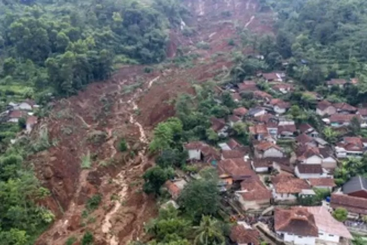 Situasi longsor Arjasari Bandung dengan rumah rusak dan warga menyelamatkan diri. (HukamaNews.com / Net)