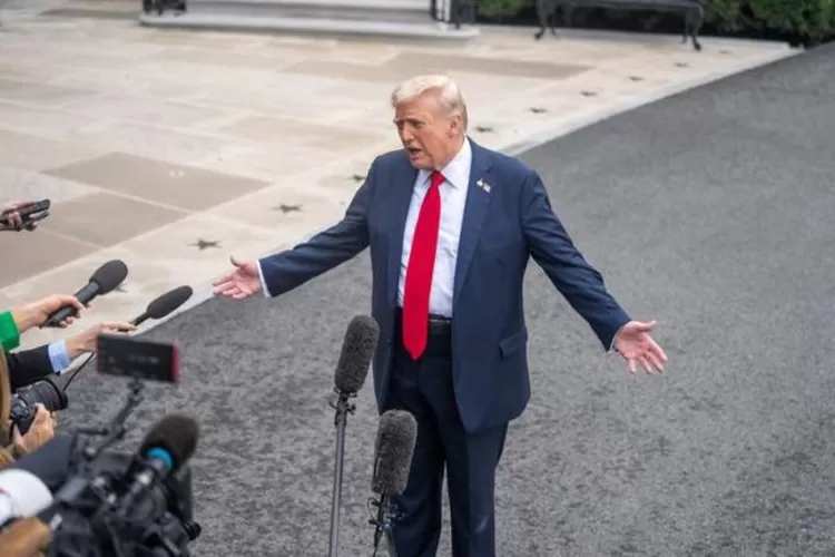 Presiden Amerika Serikat (AS) Donald Trump berbicara kepada awak media di Gedung Putih di Washington DC, AS, pada 30 September 2025. (Xinhua/Hu Yousong)