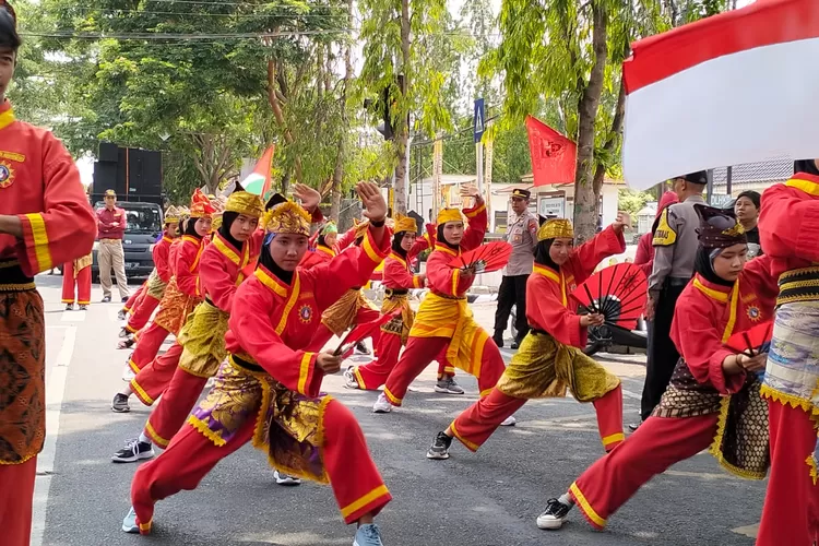 Kirab Budaya Nusantara Kota Kediri, diikuti oleh para pelajar, komunitas, organisasi kepemudaan, dan bela diri (dea)