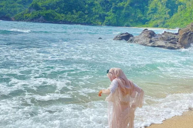 Pantai Wediombo, Yogyakarta (Instagram/annisa_manis21)