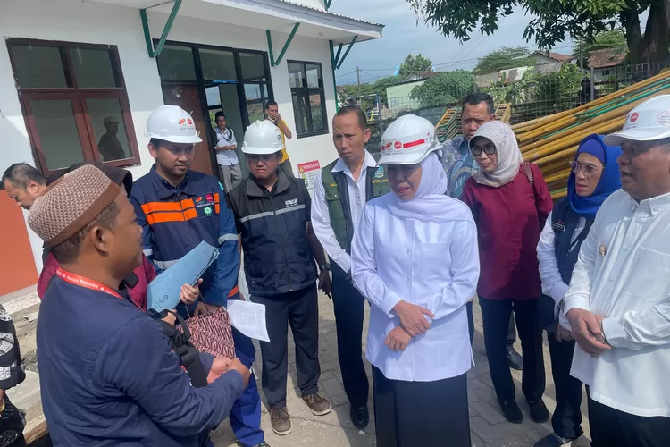 Khofifah mangkir dari panggilan KPK, kini dijadwalkan ulang untuk diperiksa terkait kasus dana hibah APBD Jatim. (HukamaNews.com / Net)