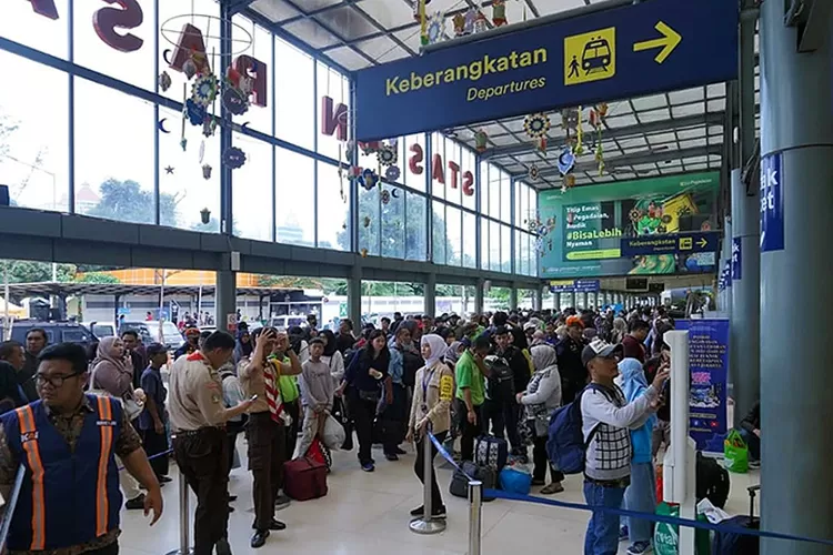 Suasana Stasiun Pasar Senen saat periode mudik Lebaran 2024. (Dok.KAI)
