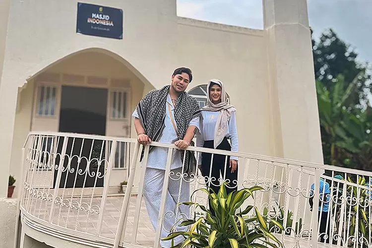 Ivan Gunawan di depan masjid yang dibangunnya di Uganda. (Foto : Instagram @ivan_gunawan)