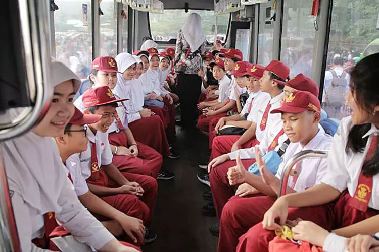 Para pelajar di dalam bus Tayo. (Foto: Pemkot Tangerang)