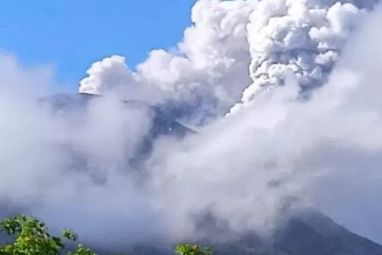 Gunung Lewotobi Laki-laki NTT Erupsi Pada Sabtu Pagi, Keluarkan Abu ...