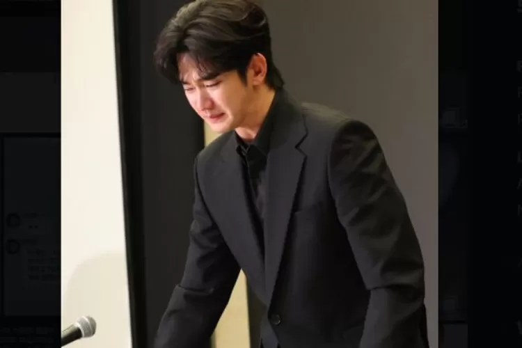 Kim Soo Hyun beri berbagai bantahan saat konferensi pers tentang hubungannya dengan Kim Sae Ron. ((x.com/5Scarlet1))