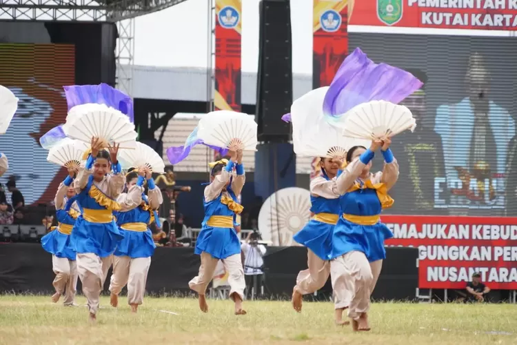 Pembukaan Festival ERAU Adat Kutai Pelas Benua 2024 yang diselenggarakan pada Sabtu 21 September 2024 berlangsung meriah diawali dengan tarian masal sebanyak 800 penari (kaltimprov.go.id)