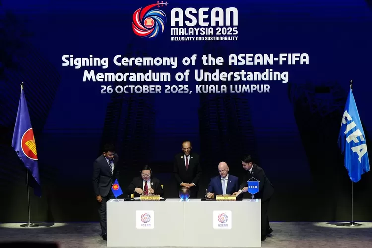 Gianni Infantino mengumumkan pelaksanaan FIFA ASEAN Cup dalam rangkaian acara ASEAN Summit di Kuala Lumpur, Malaysia, Minggu (26/10). (Instagram/@aseanfootball)