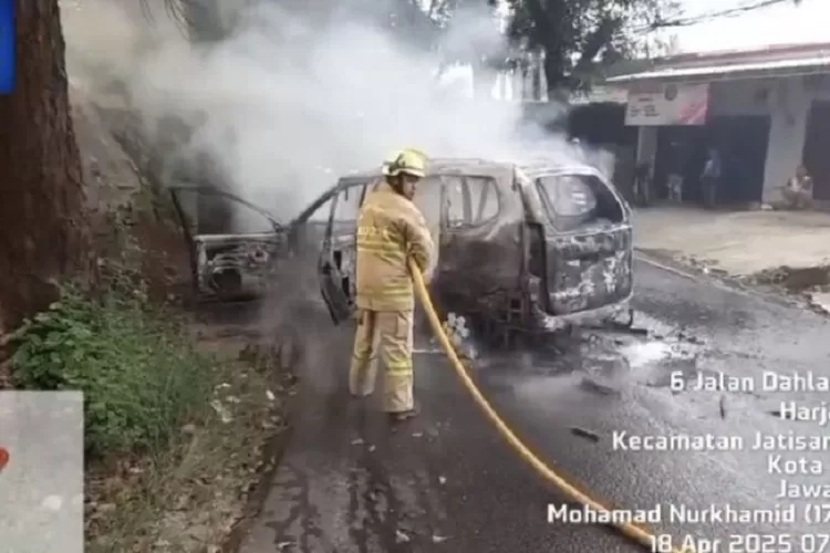 Detik-detik Massa Depok Bakar Mobil Polisi Saat Tangkap Ketua Ormas (medianekita.com/ tangkap layar)