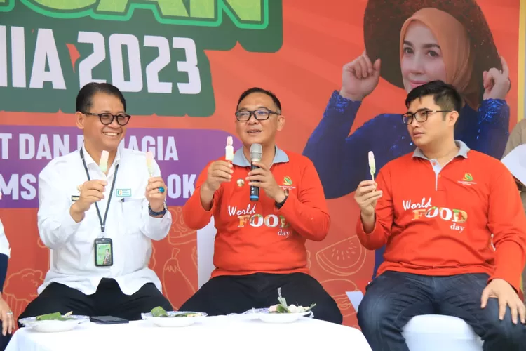 Bupati Bogor Iwan Setiawan (tengah) saat menunjukan pangan lokal dalam peringatan Hari Pangan Sedunia, Rabu 18 Oktober 2023. (Diskominfo)
