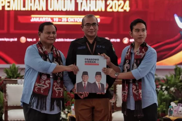 Pasangan Prabowo Subianto - Gibran Rakabuming Raka saat mendaftarkan diri sebagai capres dan cawapres ke KPU, Rabu 25 Oktober 2023. (Dokumen)