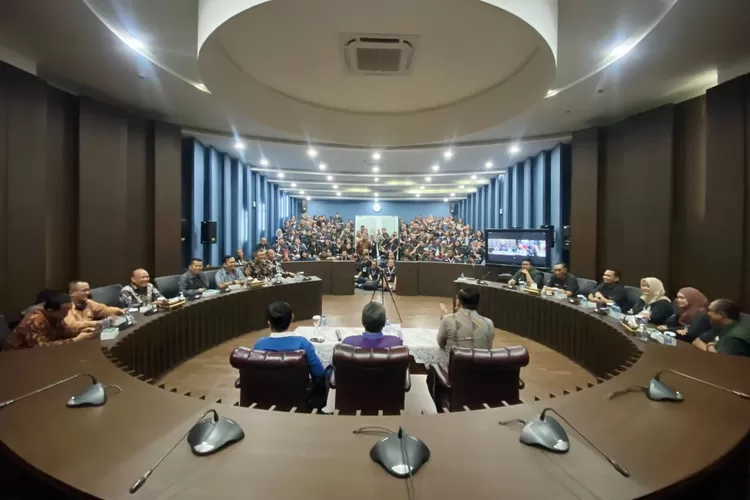 DKPP saat menerima kunjungan 150 Panitia Pengawas Pemilu Luar Negeri (Panwaslu LN) di ruang sidang DKPP, Jakarta, Kamis, 26 Oktober 2023. (DKPP)