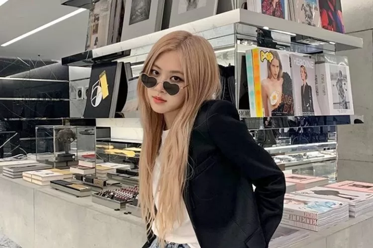 Fashion Berkelas, Pesona Model Kacamata Dior yang Dipakai Jisoo Blackpink  (Foto: twitter.com/pinksaranghae)