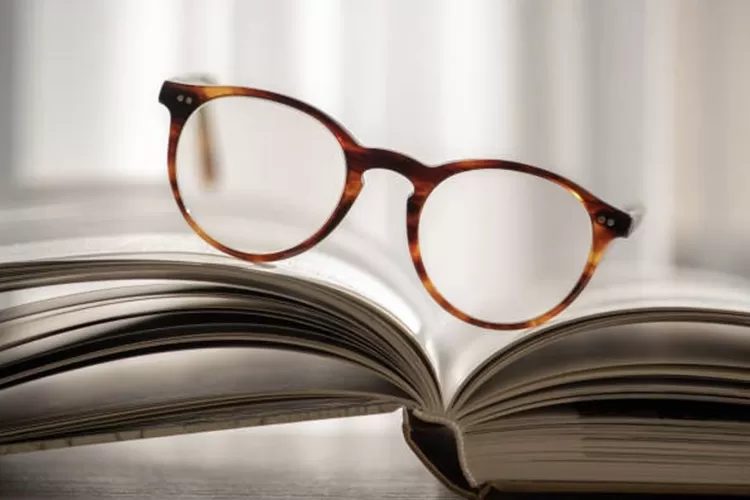 Kacamata Baca Terbaik dan Ukuran Menurut Usia: Panduan Memilih dan Rekomendasi Produk (Foto: istockphoto)