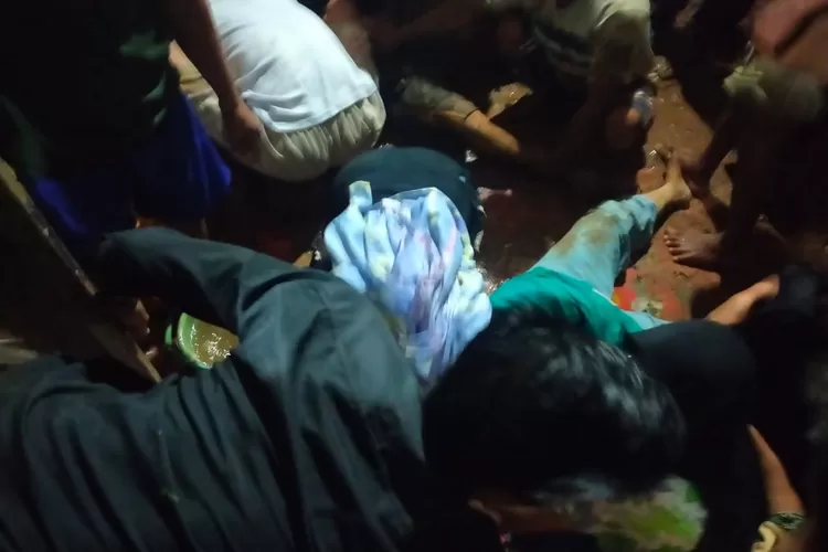 Pasangan suami istri (pasutri) di Dramaga, Kabupaten Bogor meninggal usai tertimbun longsor, Minggu 26 November 2023. (BPBD)