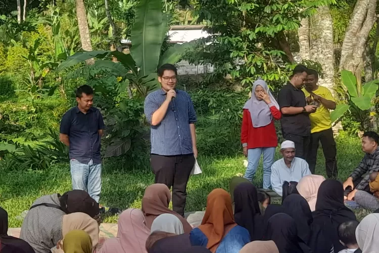 Ravindra Airlangga saat bertemu warga. (Dokumen)