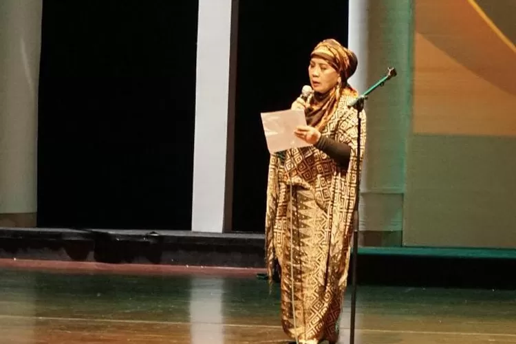 Budayawan Halimah Munawir turut menghadiri pembukaan Festival Syair Internasional 2023 yang digelar Perkumpulan Rumah Seni Asnur. (HMA)