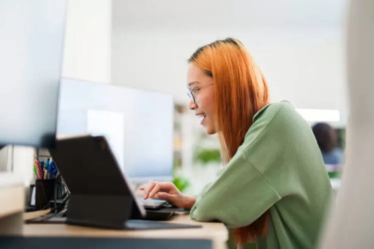 Ilustrasi penggunaan WhatsApp Web yang terdapat beberapa Shortcut Keyboard ini. (Getty Images : ZeynepKaya)