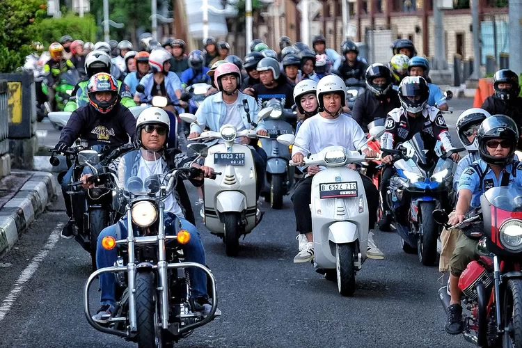 Raffi Ahmad, Nagita Slavina atau Gigi, Andre Taulany, Gading Marten, Baim Wong, Marshel Widianto, hingga Alshad Ahmad sunmori bareng cawapres Gibran Rakabuming Raka, Minggu, 4 Februari 2024. (TkN Prabowo - Gibran)