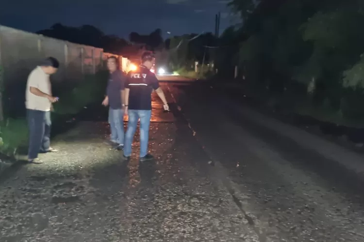 Polsek Parung saat mengecek TKP tawuran maut yang terjadi di Kampung Kedokan, Desa Putat Nutug, Kecamatan Ciseeng Kabupaten Bogor, Selasa, 6 Februari 2024. (Polres Bogor)