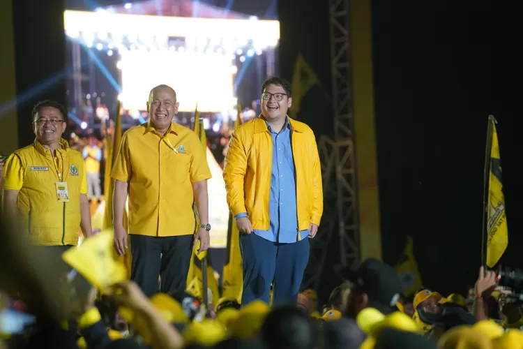 Ravindra Airlangga (kanan) saat Kampanye Akbar Partai Golkar di Stadion Pakansari, Cibinong, Kabupaten Bogor, Rabu, 7 Februari 2024. (Arifin/Lenteratimes.com)