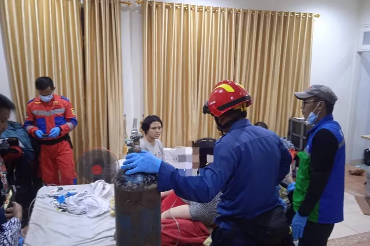 Petugas Damkar Kabupaten Bogor saat evakuasi penderita obesitas di Kemang, Kabupaten Bogor, Kamis, 8 Februari 2024 malam. (Damkar Kabupaten Bogor)