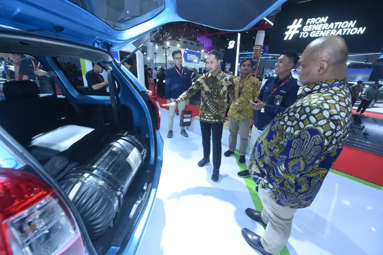 Vice President Corporate Communication Pertamina Fadjar Djoko Santoso didampingi Direktur Infrastruktur dan Teknologi PGN Harry Budi Sidharta dan Division Head, Sales and Marketing Gagas Energi Indonesia Prajudi meninjau booth Pertamina di IIMS 2024 Jiexpo Kemayoran Jakarta, Kamis, 15 Februari 2024. (Pertamina)