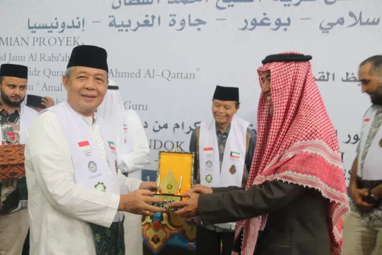 Sekda Kabupaten Bogor Burhanudin saat meresmikan Qoryah Syaikh Ahmad Al-Qattan Pondok Pesantren Rafah di Kecamatan Rancabungur, Kabupaten Bogor, Sabtu, 24 Februari 2024. (Humas Pemkab Bogor)