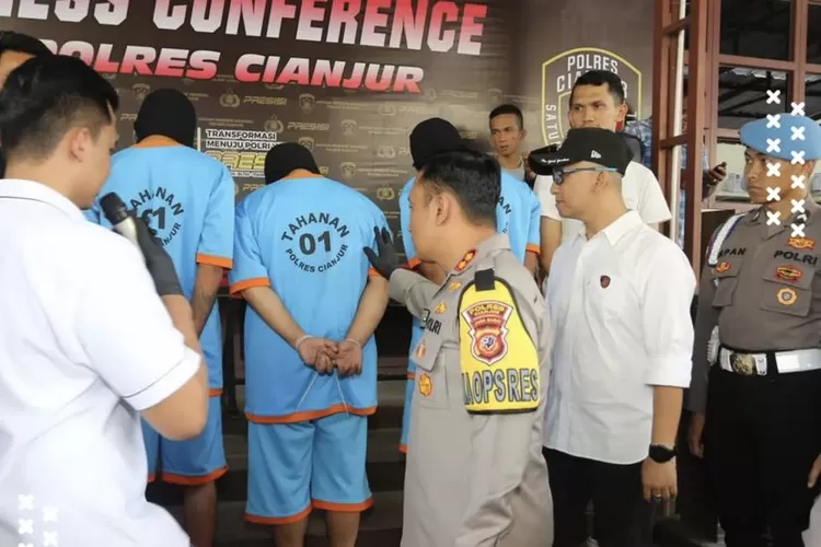 Polres Cianjur berhasil meringkus tiga pelaku kasus mobil timses caleg dibakar di Posko Pemenangan Neng Eem beberapa waktu lalu. (IG Polres Cianjur)