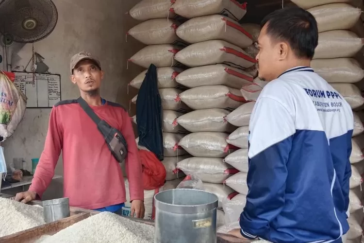 Personel Polres Bogor saat memantau stok dan harga beras di Pasar Tradisional. (Polres Bogor)