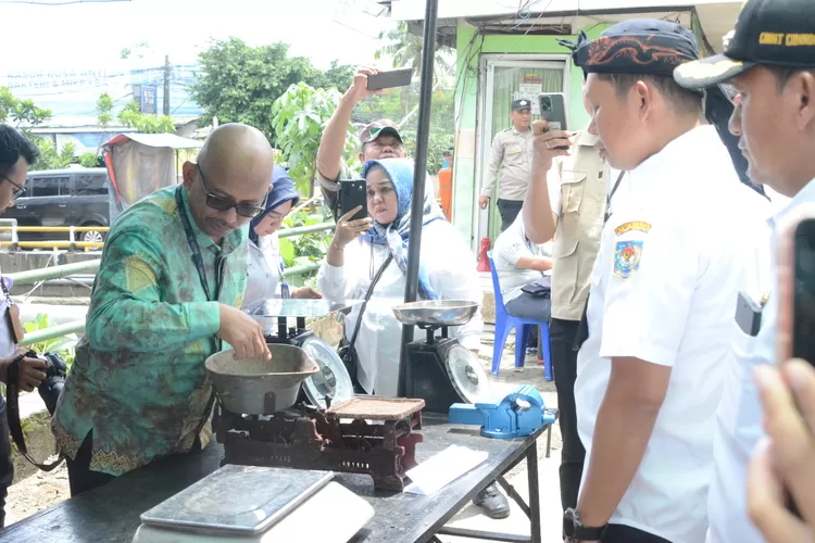 Pj Bupati Bogor saat memantau Sidang Tera Ulang alat ukur atau timbangan di Pasar Cibinong, Rabu, 6 Maret 2024. (Humas Pemkab Bogor)
