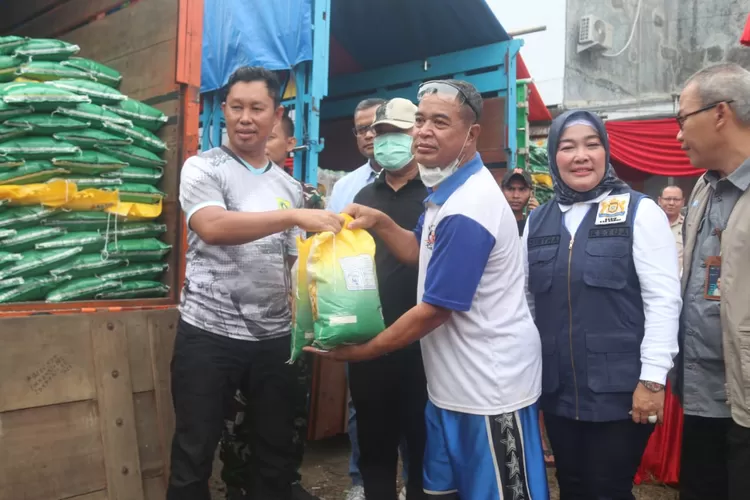 Pj Bupati Bogor Asmawa Tosepu meninjau Operasi Pasar Murah di Kantor Desa Babakanmadang, Kecamatan Babakanmadang, Minggu, 10 Maret 2024 (Humas Pemkab Bogor)