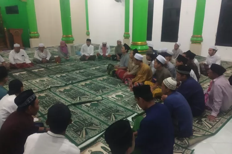 MCMI Kabupaten Bogor saat buka puasa bersama masyarakat dan pengurs DKM Riyadul Jannah, Desa Hambalang, kecamatan Citeureup, Kabupaten Bogor, Minggu, 24 Maret 2024. (MCMI)