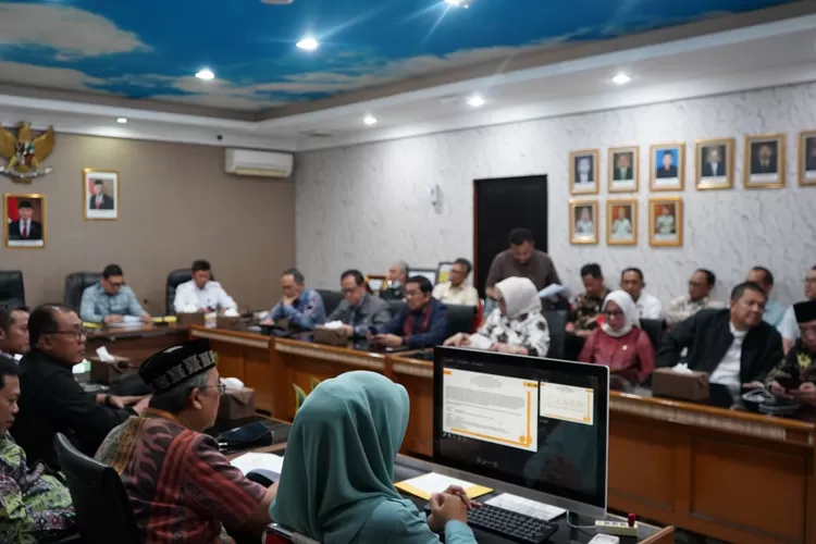 Pemkab Bogor dan Komisi II DPR RI saat membahas program PTSL di ATR/BPN Kabupaten Bogor, Selasa, 26 Maret 2024. (Humas Pemkab Bogor)